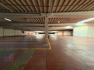 Uitstekend gelegen bedrijfsgebouw met verschillende mogelijkheden, bestaande uit een ruime magazijnruimte van 15.111m² (hal A+B) en...