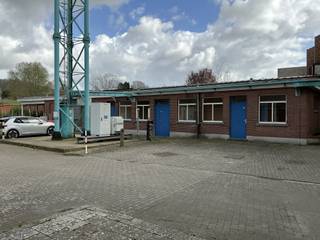 <p>Investeringsopportuniteit met sale &amp; lease back – industrieel gebouw in Brakel</p>
<p>Gelegen in de Tenbossestraat 13 te Nederbrakel, bevindt deze voormalige Proximus-site zich op een strategische locatie nabij het centrum van Brakel. Het betreft een ruim industriegebouw met stockage-, werk- en multifunctionele ruimtes, gecombineerd met een interessante sale &amp; lease back constructie tot 2030.</p>
<p>Deze eigendom biedt mogelijkheden voor investeerders, ondernemers, stockage, fabricage, logistieke activiteiten of projectontwikkelaars met een langetermijnvisie.</p>
<p>Troeven van het pand</p>
<ul><li>Sale &amp; lease back met Proximus tot 2030</li><li>Industriegebouw met ruime bruikbare oppervlaktes</li><li>Interessant voor stockage, productie, ateliers of logistiek</li><li>Totale perceeloppervlakte van ca. 1.166 m²</li><li>Totale bruto vloeroppervlakte van ca. 849 m²</li><li>Gelegen in woongebied volgens het geldende gewestplan</li><li>Mogelijk toekomst- of herontwikkelingspotentieel (onder voorbehoud van stedenbouwkundige voorschriften)</li></ul>
<p>Prijs op aanvraag.</p>
<p>Meer informatie en technische documentatie beschikbaar via kantoor.</p>