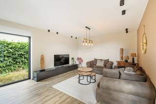 Bent u op zoek naar een uitzonderlijke eigendom waar comfortabel wonen en professioneel ondernemen perfect samengaan? Dan is deze ruime villa een unieke opportuniteit.<br /><br />Deze woning beschikt over een aparte zijingang, een wachtzaal, toilet en twee praktijk- of kantoorruimtes, waardoor cliënten of patiënten volledig gescheiden van het privé-gedeelte kunnen worden ontvangen. Het pand is uitermate geschikt voor vrije beroepen, een groepspraktijk, advocaten- of accountantskantoor, consultancy of andere professionele activiteiten.<br /><br />Dankzij de royale indeling en de afzonderlijke toegang biedt deze eigendom bovendien uitstekende mogelijkheden voor kangoeroewonen of een zorgwoning (onder voorbehoud van de geldende stedenbouwkundige voorschriften). Zo kunnen meerdere generaties comfortabel samenwonen met behoud van ieders privacy.<br /><br />De woning zelf biedt alle ruimte voor een groot gezin en beschikt over drie volwaardige slaapkamers, dressing, badkamer en een praktische wasplaats.<br /><br />Een extra troef is de volledig onderkelderde verdieping, voorzien van leidingen verwarming en voorzieningen om eventueel om te vormen als leef- of hobbyruimte. Daarnaast beschikt de woning over een dubbele garage.<br /><br />Buiten wordt u verwelkomd in een prachtig aangelegde tuin waar rust en privacy centraal staan. Dankzij de volwassen beplanting en de doordachte inrichting geniet u hier het hele jaar door van een groene oase. Ook aan parkeergelegenheid is gedacht, met voldoende parkeerplaatsen op eigen terrein voor bewoners, cliënten en bezoekers.<br /><br />Buitengewone kenmerken;<br />- Woning met professionele mogelijkheden<br />- Instapklaar, modern<br />- Zonnepanelen<br />- Airco <br />- Rolluiken/Screens<br />- Geschikt voor kangoeroewonen of zorgwonen (onder voorbehoud van vergunning).<br />- Onderkelderd.<br />- Dubbele garage.<br />- Voldoende parkeerplaatsen op eigen terrein.<br /><br /><br />Deze veelzijdige villa combineert ruimte, comfort en functionaliteit op een uitzonderlijke manier. Of u nu op zoek bent naar een exclusieve gezinswoning, een praktijk aan huis, een eigendom voor meerdere generaties of een combinatie van wonen en ondernemen, deze unieke eigendom biedt tal van mogelijkheden en is klaar voor een nieuw hoofdstuk.