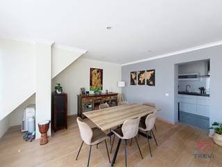 <p>SINT-LAMBRECHTS-WOLUWE : Vlak bij Plasky en het Jubelpark, evenals alle voorzieningen, mooi appartement met 2 slaapkamers en een studeerkamer van ±123 m², gelegen op de 3e verdieping zonder lift. Het appartement is als volgt ingedeeld: inkomhal, 2 slaapkamers (±18 m² en ±19 m²), studeerkamer van ±9 m², toilet, doucheruimte, aansluiting voor wasmachine, ingerichte keuken (oven, kookplaten, afzuigkap, koelkast en vaatwasser), woonkamer van ±40 m², zolder en kelder nr. 3 met aansluiting voor wasmachine. Kosten: Voorschot van 200€/maand, inclusief gemeenschappelijke kosten, warm water, koud water en verwarming. EPC D+. Beschikbaar vanaf 01/10/2026.</p>
<p></p>
<p><span>Op de 3e verdieping zonder lift:</span></p>
<p>- Inkomhal</p>
<p>- Slaapkamer ±18 m²</p>
<p>- Slaapkamer ±19 m²</p>
<p>- Studeerkamer ±9 m²</p>
<p>- WC</p>
<p>- Doucheruimte</p>
<p>- Aansluiting voor wasmachine</p>
<p>- Ingerichte keuken (oven, kookplaten, afzuigkap, koelkast en vaatwasser)</p>
<p>- Woonkamer ±40 m²<br /><br />- Zolder</p>
<p></p>
<p>Kelder n°3 met aansluiting voor wasmachine.</p>
