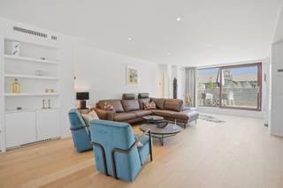KIJKDAG ZATERDAG 08/08 VAN 10U TOT 12U! (graag vooraf inschrijven) <br />Exclusief wonen in Nieuwpoort: instapklare woning met garage, terras en tuin.<br />Bent u op zoek naar een instapklare, ruime gezinswoning op een toplocatie in Nieuwpoort Stad? Dan zal deze prachtig afgewerkte woning u ongetwijfeld weten te overtuigen. Met drie volwaardige slaapkamers, drie badkamers, een ruime garage en een zonnige tuin combineert deze woning een hoogwaardige afwerking met optimaal wooncomfort en een doordachte indeling.<br /><br />Via de inkomhal met gastentoilet komt u op het gelijkvloers, waar een bijzonder ruime slaapkamer met parketvloer en een groot schuifraam uitkijkt op de volledig omheinde tuin. Dankzij de aansluitende douchekamer is deze ruimte ideaal als master bedroom, gastenkamer, praktijkruimte of bureau. De ruime garage met wasplaatsvoorzieningen vormt een extra troef. De verzorgde tuin met terras biedt bovendien een heerlijke plek om in alle rust van het buitenleven te genieten.<br /><br />De eerste verdieping vormt het hart van de woning. De lichtrijke leefruimte van maar liefst 55 m² straalt warmte en elegantie uit dankzij de parketvloer, de ingemaakte kasten en de grote raampartijen die uitgeven op het ruime terras. Aansluitend bevindt zich de luxueus afgewerkte, volledig uitgeruste open keuken, waar functionaliteit en design perfect samenkomen.<br /><br />Op de tweede verdieping bevinden zich nog twee ruime slaapkamers, waarvan één beschikt over een eigen ensuite badkamer. Verder vindt u hier een stijlvolle badkamer met dubbele wastafel en ruime inloopdouche, een afzonderlijk toilet en een volledig ingerichte dressing.<br /><br />Dankzij de kwalitatieve afwerking, de praktische indeling en de uitstekende ligging in het centrum van Nieuwpoort, op wandelafstand van winkels, horeca, scholen en de jachthaven, is deze woning perfect geschikt als gezinswoning én als luxueus tweede verblijf aan de kust.<br /><br />Een uitzonderlijk ruime en perfect onderhouden woning waar comfort, licht en kwaliteit centraal staan. Laat u verrassen door de vele troeven van deze unieke eigendom en plan vandaag nog uw bezoek.<br /><br />De vermelde prijs is een richtprijs, elk bod wordt voorgelegd aan de eigenaar die zich het recht voorbehoudt om dit te aanvaarden of te weigeren.<br /><br />Neem voorsprong met een vrijblijvende en gratis schatting van uw eigendom via:<br />http://www.residentievastgoed.be/gratisonlineschatten