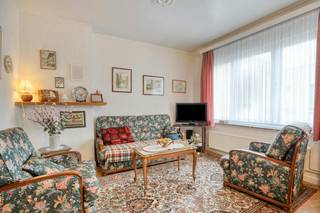 Dit ruime huis met garage en staanplaats te koop is gelegen in de Sint-Antoniusstraat te Knokke-Heist. De woning biedt tal van mogelijkheden voor wie op zoek is naar een eigendom met potentieel op een gunstige locatie. Dankzij de huidige indeling in twee woonunits is deze woning bijzonder interessant als vaste woonst, tweede verblijf, kangoeroewoning of investering.<br /><br />De gelijkvloerse woonunit omvat een inkomhal, woonkamer, keuken, badkamer en slaapkamer. Aansluitend bevindt zich een aangename stadskoer, die een extra buitenruimte biedt in het hart van de kustgemeente.<br /><br />De tweede woonunit strekt zich uit over de eerste en tweede verdieping. Op de eerste verdieping bevinden zich een keuken, woonkamer, badkamer en slaapkamer met toegang tot het terras. De tweede verdieping beschikt over nog eens drie slaapkamers, waardoor er heel wat ruimte is voor een gezin of een alternatieve indeling op maat.<br /><br />Een bijkomende troef is de garage die aansluit op de woning, met een extra staanplaats. Een absolute meerwaarde op deze centrale locatie in Knokke-Heist.<br /><br />De woning geniet van een uitstekende ligging in de Sint-Antoniusstraat, op korte afstand van winkels, openbaar vervoer en het strand. Hierdoor vormt ze een interessante opportuniteit voor wie op zoek is naar een woning aan de Belgische kust met tal van mogelijkheden voor eigen gebruik of als investering.<br /><br />Een eigendom met bijzonder veel potentieel voor wie op zoek is naar ruimte, een centrale ligging en mogelijkheden om een woning volledig naar eigen wensen in te richten.<br /><br />Uniek aanbod voor wie op zoek is naar vastgoed in Knokke-Heist! <br /><br />Wenst u meer informatie of een bezoek? Neem dan contact met de dossierbeheerder Arne Vandierendonck via 0493 25 35 85 of arne.vandierendonck@dewaele.com<br /><br />Bestuursmaatregelen in het maatregelenregister: nee