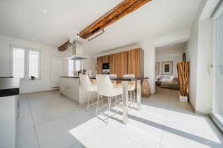 <p>Découvrez cette charmante maison située à Ophain, à proximité des commodités. Entièrement rénovée avec soin en 2021, elle développe environ 195 m² habitables et vous séduira par son cachet et sa luminosité.</p>
<p>Au rez-de-chaussée, elle se compose d’un hall d’entrée avec toilette séparée, d’une buanderie avec espace de rangement supplémentaire, d’un local technique, d’une cuisine entièrement équipée, d’un spacieux séjour de 28 m², ainsi que d’une chambre de 11 m² avec sa salle de douche.</p>
<p>À l’étage, un hall de nuit dessert trois belles chambres de 22, 22 et 23 m², ainsi qu’une salle de douche.</p>
<p>À l’extérieur, vous profiterez d’un agréable jardin avec terrasse, idéal pour vos moments de détente.</p>
<p>Aspects techniques : électricité conforme, PEB B, châssis en PVC double vitrage, raccordement à l’égout, adoucisseur d’eau, 20 panneaux solaires, chauffage au gaz avec chaudière à condensation.</p>
<p>Le bien étant actuellement occupé par des locataires, il ne sera probablement pas libre à l’acte. Un renom devra être notifié avec un préavis de 6 mois pour occupation personnelle.</p>
<p>Vous souhaitez organiser une visite ou obtenir de plus amples informations ? Contactez-nous au 02 319 46 46 ou par e-mail à admin.bw.centre@weinvest.be.</p>
