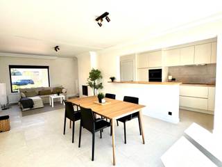 Emplacement idéal, charmante maison rénovée de plain-pied avec 3 CHAMBRES, GARAGE et JARDIN ! DISTRIBUTION : entrée avec toilettes séparées,...