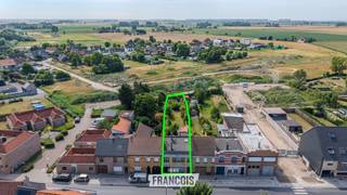 Deze te renoveren rijwoning is gelegen in de Dorpsstraat 121 in Leffinge en biedt een uitstekende opportuniteit voor wie op zoek is naar een ruime woning met tal van mogelijkheden.<br /><br />De woning beschikt over een perceel van 514 m², waardoor u geniet van een aangename buitenruimte met veel potentieel. Binnen vindt u een praktische indeling met een ruime leefruimte, keuken en voldoende mogelijkheden om de woning volledig naar eigen smaak op te frissen.<br /><br />Met maar liefst vijf slaapkamers biedt deze eigendom meer dan voldoende ruimte voor een groot gezin, een thuiswerkplek of hobbyruimte.<br /><br />Daarnaast beschikt de woning over een inpandige garage, wat zorgt voor extra comfort en praktische opbergruimte.<br /><br />Dankzij de ruime oppervlakte, het grote perceel en de centrale ligging in Leffinge vormt deze woning een ideale basis voor wie een karaktervolle gezinswoning volledig naar eigen wensen wil moderniseren.<br /><br />Voor meer informatie of een bezoek kunt u contact opnemen met Inti op inti@immofrancois.be of 0499 74 89 74.<br /><br />