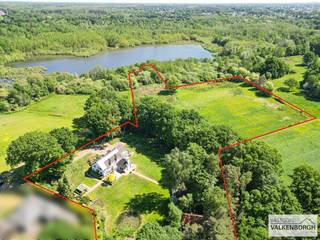 <span>CONTACT </span><br /><span>Jeroen Vandormael: jeroen@vastgoedvalkenborgh.be | 0498/05.76.72 </span><br /><br />Op een idyllische locatie, op een boogscheut van zowel Heusden-Zolder als Zonhoven, ligt deze unieke eigendom verscholen in het groen. Met een royaal perceel van 2,4 hectare, omringd door uitgestrekte velden en landelijke pracht, biedt deze woning een oase van rust en privacy, volledig afgesloten van de buitenwereld. Via een statige toegangspoort betreedt u het domein, dat volledig omheind is en geen inkijk heeft van buren. <br /><br />De prachtig aangelegde tuin, die in de zomer tot bloei komt met een weelderig kleurenpalet, nodigt uit tot genieten. Hier kan u in alle sereniteit vertoeven, wandelen door de omliggende weilanden of simpelweg wegdromen bij de adembenemende uitzichten. <br /><br />De woning zelf werd gebouwd in 1980 en zorgvuldig onderhouden door de huidige eigenaars. In 2003 werd een stijlvolle uitbreiding gerealiseerd, met een sfeervolle veranda/tuinkamer en een gezellige leeshoek, waardoor u nog intenser kan genieten van de prachtige tuin. Binnenin beschikt de woning over vier slaapkamers, een dubbele garage en een ruime tuinberging achteraan, ideaal voor opslag of houtopslag. Bovendien zijn er zonnepanelen geïnstalleerd, wat bijdraagt aan energiezuinig wonen. <br /><br />Deze exclusieve eigendom combineert comfort, ruimte en rust op een manier die zelden te vinden is. Met een stevige basis en uitstekend onderhoud, biedt het geheel tegelijk de mogelijkheid om met enkele hedendaagse accenten een persoonlijke toets te geven. Een buitenkans voor wie op zoek is naar een uitzonderlijke woonbeleving, ver weg van de drukte, maar toch nabij alle voorzieningen. <br /><br />TROEVEN <br />- rustige buurt <br />- privacy gegarandeerd <br />- lichtrijke ruimtes, grote raampartijen <br />- ruime inpandige garage (plaats voor 2 wagens) <br />- prachtig aangelegde tuin <br />- tijdloze inrichting <br />- houten ramen, dubbele beglazing <br />- 4 slaapkamers (voorzien van lavabo) <br />- scholen vlakbij <br />- tal van mogelijkheden <br />- saunakamer <br />- zonnepanelen <br /><br />BEKNOPT <br />Bewoonbare opp: 383 m² <br />EPC: 397 kWh / (m² jaar) <br />Opp. Perceel: 2ha 48a 40ca <br />Jaar einde opbouw: 1980 <br />CV stookolie: radiatoren <br />Vraagprijs: op aanvraag <br /><br />Meer info: www.vastgoedvalkenborgh.be <span>of via 0498/05.76.72 </span><br />