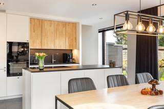 <p><strong>Hoogwaardig afgewerkte, recente en vrijstaande BEN-woning met o.a. 3 slaapkamers op een perceel van 515m² in Olen. EPC: label A (13 kWh/m²). Elektriciteit conform.</strong></p>
<p><strong>Ligging:</strong> Gelegen in Olen in een landelijke, groene doolopende straat vlakbij de E313.</p>
<p><strong>Indeling: 0:</strong> Inkomhal, apart toilet, leefruimte, open keuken, tweede hal <strong>+1:</strong> nachthal, badkamer, slaapkamer 1, slaapkamer 2 <strong>+2:</strong> slaapkamer 3 / polyvalente ruimte <strong>buiten:</strong> terras, tuin, carport.</p>
<p><strong>Omschrijving: </strong><span>Deze open bebouwing uit 2021 is gelegen in een rustige, doodlopende straat op een perceel van 515 m². De woning werd opgetrokken in houtskeletbouw en is volledig afgewerkt, waardoor ze instapklaar is. </span><span>Via de inkomhal met apart gastentoilet betreedt u de ruime leefruimte met open keuken. Dankzij de grote raampartijen geniet deze leefruimte van veel natuurlijke lichtinval en een aangenaam zicht op het terras en de tuin. De keuken is kwalitatief afgewerkt en volledig uitgerust. Aansluitend bevindt zich een hal met toegang tot de tuin. </span><span>Op de eerste verdieping geeft de nachthal toegang tot twee ruime slaapkamers, de badkamer en de aansluitingen voor wasmachine en droogkast. De badkamer beschikt over een inloopdouche, een ligbad, een dubbele wastafel en voldoende kastruimte.</span><span>De tweede verdieping omvat een derde slaapkamer, die momenteel is ingericht als polyvalente ruimte en daardoor verschillende gebruiksmogelijkheden biedt. </span><span>Ook op energetisch vlak heeft deze woning heel wat troeven. </span></p>
<p><strong>Bijzonderheden: <br />- </strong>BEN-woning<br />- Gelegen in een doodlopende straat<br />- Hoogwaardige afwerkingsgraad<br /><br /><strong>Kortom, een duurzame woning afgewerkt met kwalitatieve materialen en een hoogwaardige afwerking, gelegen in een rustige en aangename omgeving.<br /><br /></strong></p>
<p><strong>Bijzondere informatieplicht:</strong> in aanvraag.</p>