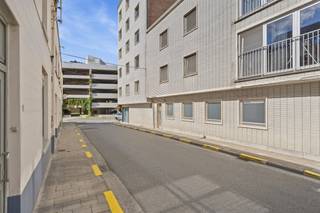 <p>Op de benedenverdieping in de Pieter Lachaertstraat in Gent vind je dit instapklare appartement waar wonen meteen aangenaam voelt. Een leuk detail en troef is de <strong>afzonderlijke toegang tot het appartement</strong>. </p><p>Het appartement zelf kent <strong>heel wat vernieuwingen</strong>, doorheen de jaren. Vanaf 2009 zijn er tal van aanpassingen gebeurd – van keuken tot badkamer en een warmtepomp uit 2024 – waardoor je hier geniet van comfort zonder zorgen. </p><p>De ruime leefruimte van 28m² vormt het warme hart van de woning, met een halfopen, geïnstalleerde keuken die naadloos aansluit. Met <strong>twee volwaardige slaapkamers</strong>, een aparte berging en een totale <strong>bewoonbare oppervlakte van 88m² </strong>is dit een fijne thuis voor wie op zoek is naar praktisch en gezellig wonen, zonder trappen.<strong> </strong></p><p><strong>De ligging is tevens een echte troef:</strong> winkels op wandelafstand, openbaar vervoer om de hoek en scholen, sportfaciliteiten en de invalswegen allemaal binnen handbereik. <strong>Zo combineer je de rust van een eigen plek met de bereikbaarheid van de stad.</strong> </p><p>Maandelijkse provisie: € 450 incl. verwarming. Het appartement zelf kent een afzonderlijke warmtepomp met unit in de woonkamer. De residentie kent een algemene fietsenstalling. </p><p>Informeer zeker naar alle andere voorwaarden en <strong>contacteer me voor het plannen van een afspraak via 0478 59 77 41 of michiel@altro-vastgoed.be</strong></p>