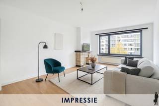 <strong>Instapklaar appartement met 2 slaapkamers te Wilrijk</strong><br /><br />Op een uitstekende locatie aan de Prins Boudewijnlaan in Wilrijk, vlakbij scholen, supermarkten, openbaar vervoer en belangrijke invalswegen, bevindt zich dit volledig instapklare appartement op de derde verdieping van een goed onderhouden gebouw.<br />Recent volledig opgeschilderd, met nieuwe badkamer, conforme elektriciteit en een gunstig EPC-label B is dit energiezuinige appartement klaar voor de toekomst.<br /><br />De inkomhal met ingemaakte kasten leidt naar de lichte woonkamer op laminaatvloer aan de voorzijde.<br />De functionele keuken biedt toegang tot het balkon, waar plaats is voor een kleine tafel en stoelen.<br />Achteraan bevinden zich de ruime slaapkamer en een extra kamer (babykamer, bureau of dressing).<br />De vernieuwde badkamer is uitgerust met wastafel, douche en aansluiting voor was- en droogmachine.<br /><br />Inclusief kelderberging en ondergrondse staanplaats (verplicht aan te kopen aan €15.000).<br />Algemene onkosten: ca. €250per maand, inclusief sparen, provisie verwarming en water.