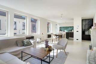 This unique property for rent in Bruges combines a generous living area of 224 m² with the contemporary comfort of a high-quality renovation. Located in an extremely quiet and sought-after neighborhood near the picturesque Coupure and the cozy Ganzenplein, you can enjoy an absolute top location in the historic heart of the city.<br /><br />This building is easily accessible on foot, by bike and by car. A rare and extremely practical asset in the city center are the two indoor garages. In addition, you can relax in the sunny garden with an adjoining terrace — a rare luxury in the center.<br /><br />The house has a favourable EPC (label B), which guarantees energy-efficient and carefree renting. An exceptional opportunity for those who want to live extremely comfortably in a dream location in Bruges!<br /><br />Layout (224 m²): <br />Glvl. :<br />- spacious entrance hall <br />- indoor garage (2x)<br />- laundry room<br />- sunny garden with terrace<br /><br />First floor: <br />- entrance hall with cloakroom<br />- separate toilet<br />- living room with lots of light<br />- fully equipped open kitchen<br /><br />Second floor: <br />- night hall <br />- two spacious bedrooms<br />- bathroom <br /><br />Third floor; <br />- night hall <br />- storage or office space<br />- bedroom<br /><br />The quickest way to visit this property? Request your visit via the pink button on our website (www.dewaele.com) and you will be contacted by our rental expert.<br /><br />Register of measures: pending