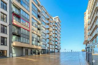 Dit ruim instapklaar appartement te koop is gelegen op de derde verdieping van de Residentie Magritte te Oostende. U bevindt zich temidden het hartje van de stad waardoor zee en strand zich op slechts enkele wandelpassen bevinden.Indeling: - inkomhal met ingemaakte kasten- ruime woonkamer met veel lichtinval- open keuken voorzien van alle nodige apparaten; koelkast (zonder vriesvak), vaatwasmachine, oven, keramische kookplaat, dampkap en twee spoeltafels- aparte berging in de keuken met voorziening aansluiting wasmachine- tweede berging - slaapkamer 1 (13m²) met toegang tot het terras - slaapkamer 2 (11m²)- apart toilet- badkamer voorzien van een ligbad, douche en twee wastafels- kelderberging (n°3) Het appartement is momenteel verhuurd aan een huurprijs van €914,00 per maand + kosten. Pluspunten:- zeer centrale ligging - EPC label B- lift- privatieve kelderberging- gemeenschappelijke fietsenbergingInteresse om dit appartement te koop te bezichtigen? Vraag dan nu uw bezoek aan!