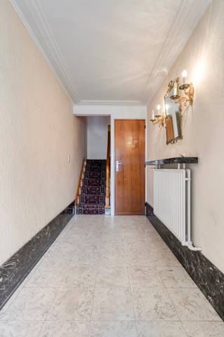 <p>Deze <strong>mooie bel-etagewoning</strong> is gelegen in Deurne, in de nabijheid van het Rivierenhof. Een ideale gezinswoning met een oprit, ruime garage en een tuin.</p>
<strong>Indeling:</strong><br />Op het <strong>gelijkvloers</strong> bevindt zich een <strong>zeer ruime garage </strong>met plaats voor <strong>twee auto’s in cascade</strong>, alsook een <strong>bergplaats</strong> en <strong>fietsenstalling.</strong><br />Via de<strong> ruime inkomhal</strong> nemen we de trap naar de <strong>eerste verdieping</strong>. Hier vinden we de<strong> ruime woonkamer, eethoek, toilet en keuken</strong>. Aansluitend aan de<strong> keuken</strong> bevindt zich een <strong>veranda </strong>over de volledige breedte van de woning.<br />Op de <strong>tweede verdieping</strong> zijn er <strong>drie slaapkamers, </strong>een<strong> badkamer </strong>en een <strong>tweede toilet.</strong><br /><br /><strong>Bijzonderheden:</strong><br />- <strong>Ruime kelder;</strong><br />- <strong>Renovatieproject;</strong><br />- Veel parkeergelegenheid.<br /><br /><strong>Ligging:</strong><br />Gelegen in een zeer <strong>gegeerde en rustige wijk te Deurne.</strong> Scholen, winkels en openbaar vervoer bevinden zich op wandelafstand.