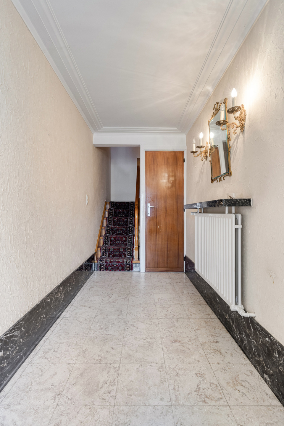 Te moderniseren bel-etage met oprit, garage en tuin. - foto 2