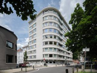 Het appartement betreft een verjaard bouwmisdrijf. Wel is er de bevestiging dat het appartement verder kan verhuurd of bewoond worden.<br /><br />In de onmiddellijke nabijheid van het groene Citadelpark, ligt dit charmante gelijkvloers appartement dat zich perfect leent als woonst of als investering. De ligging is ronduit strategisch: op wandelafstand van het station Gent-Sint-Pieters, nabij belangrijke invalswegen en met de bruisende binnenstad slechts enkele minuten verwijderd.<br /><br />Het appartement beschikt over een praktische indeling met een leefruimte die harmonieus aansluit op de keuken. De slaapkamer biedt een rustige plek om te onthaasten. Dankzij de gelijkvloerse ligging met aparte ingang geniet u van een vlotte toegankelijkheid en een connectie met de stedelijke omgeving.<br /><br />Dit appartement is niet enkel interessant voor eigen bewoning, maar vormt bovenal een uitstekende investeringskans. De combinatie van de gegeerde ligging, de compacte indeling en de nabijheid van zowel studentenfaciliteiten als culturele trekpleisters maakt dat dit pand een stabiel en aantrekkelijk rendement kan opleveren. Momenteel is het appartement verhuurd aan 775 euro.