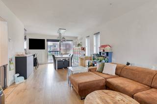 Op een kindvriendelijke locatie te Keerbergen bevindt zich deze recente nieuwbouwwoning.<br /> <br />Deze energiezuinige woning met EPC label A (E-peil 9), is gelegen in een rustige, autoluwe straat net buiten het centrum van Keerbergen wat ervoor zorgt dat winkels, scholen en openbaar vervoer binnen handbereik zijn.<br /><br />We betreden de woning langs de voordeur waarop we in de inkomhal met vestiaire en gastentoilet terecht komen. Deze geeft toegang tot de gezellige leefruimte met zithoek, eetplaats. Aansluitend bevindt zich de volledig ingerichte open keuken met alle hedendaagse toestellen en kookeiland. Aanpalend bevindt zich de geriefelijke berging.<br /><br />Terug in de inkomhal zorgt de trap voor een connectie met het 1 ste verdiep. Hier geeft de overloop toegang tot 1 ruime slaapkamer, volledig uitgeruste badkamer en masterbedroom met ensuite dressing en mogelijkheid tot plaatsen wasmachine en droogkast.<br /><br />Verder geeft de overloop connectie met de deels afgewerkte zolderverdieping. Deze veelzijdige verdieping, geeft de mogelijkheid tot het creëren van extra slaap/speel/hobbykamer(s).<br /><br />Tot slot geniet de woning een gezellige, onderhoudsvriendelijke tuin dewelke toegankelijk is via de schuifraam in de leefruimte.<br />Troeven: zonnepanelen, bouwjaar 2022, verkoop onder REGISTRATIERECHTEN - GEEN Btw.<br /> <br />Instapklare woning op kindvriendelijke toplocatie te Keerbergen waar uw bezoek een beleving zal zijn.