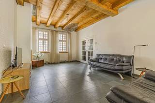 <p><span>KARAKTERVOLLE, INSTAPKLARE BURGERWONING MET PRACHTIGE LEEFRUIMTE, BUREAU, 3 SLAAPKAMERS EN ZUIDGERICHTE TUIN.</span></p><p><span>Deze ruime en prima onderhouden woning is gelegen in het centrum van het pittoreske Hingene vlakbij het bekende kasteel d'Ursel dat wordt omgeven door een prachtig park. Dankzij de nabijheid van de N16 is een vlotte bereikbaarheid gegarandeerd.</span></p><p><span>De hoge plafonds in de leefruimte deels afgewerkt met een eiken balkstructuur, natuursteen en houten vloerbekleding en haard benadrukken het karaktervolle en charmante karakter van deze ruime en energiezuinige gezinswoning.</span></p><p><span> </span></p><p><span>Gelijkvloers: Inkomhal / ruime, sfeervolle leefruimte met eetplaats en salon (40 m²) / kwalitatieve keuken (Siematic) met hoogwaardige Miele-toestellen o.a. inductiekookplaat, oven, combi-oven, vaatwasser, koelkast / bergplaats - wasplaats.</span></p><p><span>1ste verd.: Nachthal / stijlvol bureau, bibliotheek of salon (32 m²) met houten plankenvloer / master bedroom (15 m²) met inbouwkasten en aangrenzende badkamer uitgerust met dubbele wastafel, douche en ligbad / leuk terras.</span></p><p><span>2de verd.: Nachthal / 2 slaapkamers / douchekamer.</span></p><p><span>Aangenaam terras en tuin met zuidelijke oriëntatie en uitweg via achtergelegen residentie.</span></p><p><span>Ruime kelderberging in aanpalende residentie.</span></p><p><span> </span></p>