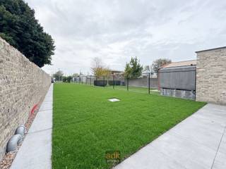 <p><br />Deze <strong>volledig gerenoveerde 4-gevelwoning</strong> combineert moderne afwerking met praktische indeling en comfort. Dankzij de <strong>zuidwestgerichte tuin</strong> met <strong>mooi terras</strong> geniet je hier van rust, privacy en <strong>avondzon</strong> – een ideale plek om te ontspannen of gasten te ontvangen.</p>
<p>Bij het betreden van de woning kom je in de <strong>inkomhal</strong> die toegang biedt tot de <strong>ruime, lichtrijke leefruimte</strong> met grote ramen. Aansluitend bevindt zich de <strong>nieuwe, moderne keuken</strong>, uitgerust met kwalitatieve toestellen en veel opbergruimte. Vanuit de keuken heb je rechtstreeks toegang tot het <strong>terras en de tuin</strong>. Verder is er een <strong>kelder</strong>, handig als extra bergruimte.</p>
<p>Op de <strong>eerste verdieping</strong> vind je een <strong>nachthal</strong>, een <strong>luxe badkamer</strong> met eigentijdse afwerking, en een <strong>grote slaapkamer</strong> met veel lichtinval.<br />De <strong>zolderverdieping</strong> is volledig afgewerkt en beschikt over een <strong>toilet en lavabo</strong>, waardoor deze ruimte perfect kan dienen als <strong>extra slaapkamer, bureau of hobbykamer</strong>.</p>
<p>De woning is voorzien van <strong>een toilet op elk verdiep</strong>, een <strong>nieuwe centrale verwarmingsinstallatie op aardgas</strong>, een <strong>geïsoleerd dak</strong>, <strong>regenwaterput</strong> en <strong>9 zonnepanelen.</strong></p>
<p>Achteraan is er <strong>mogelijkheid om een wagen te parkeren</strong> via de tuin – een groot pluspunt voor wie comfort en gemak waardeert.</p>
<p>De ligging is eveneens een troef: <strong>station, tram, winkels en scholen</strong> bevinden zich op wandelafstand. Zo combineert deze woning <strong>een vlotte bereikbaarheid</strong> met <strong>rustig en aangenaam wonen</strong> in een zonnige, groene omgeving.</p>
<p>Kortom: een <strong>instapklare woning</strong> die uitblinkt in <strong>kwaliteit en wooncomfort</strong> – perfect voor wie op zoek is naar een modern en onderhoudsvriendelijk thuis.<br /><br />Bel<strong> immoadk </strong>voor een vrijblijvend bezoek: <strong>0475 95 64 95</strong></p>