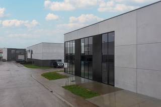 Laatste nieuwbouw KMO-unit bestaande uit 288 m² opslagruimte met 94 m² mezzanine op een perceel van 486 m². <br />Vlot bereikbaar dankzij de ligging op amper +/- 3 km van de Gentseweg (N43) en op +/- 9 km van de E17 op- en afrit 5 Waregem.<br /><br />De magazijnen (brandklasse C) zijn opgebouwd uit een robuuste staalstructuur met geïsoleerde betonpanelen en beschikken over een vrije hoogte van 7 meter. Elk pand is voorzien van een automatische sectionale poort (4 m breed x 4,5 m hoog) met een aparte loopdeur, een lichtstraat en een polybetonvloer. Door de ruime raampartijen aan de voorzijde is er de mogelijkheid om een kantoor of showroom in te richten, eventueel met een verdiepingsvloer. Elk unit beschikt bovendien over een afzonderlijke regenwaterput (10.000 liter) en privéparkeerplaatsen. Geschikt voor diverse activiteiten zoals opslag, productie, enz. Direct beschikbaar!<br /><br />Voor meer informatie of een vrijblijvend plaatsbezoek, neem contact op met Henry Van Tornhout via +32 474 13 37 93 of henry@kmovastgoed.be.<br /> 