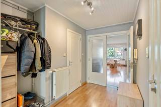 Dit instapklaar appartement is gelegen op de tweede verdieping van een kleinschalig gebouw met slechts drie units en verrast onmiddellijk...