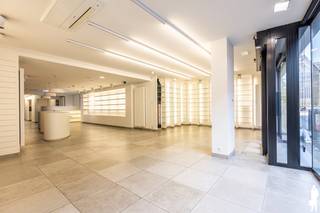 <strong>Huurprijs: 1.995 EUR per maand </strong><br /><strong>Kosten plaatsbeschrijving zijn 50/50 te betalen door huurder en verhuurder<br />Beschikbaar: In onderling overleg.<br /></strong><br />
<p><span>Beschrijving van het pand:</span><br />In het bruisende centrum van Turnhout bieden wij dit ruime handelspand van 336 m² aan, voorheen uitgebaat als apotheek. Dankzij de centrale ligging en de grote raampartijen geniet het pand van een uitstekende visibiliteit en natuurlijke lichtinval.</p>
<p>De indeling is functioneel en biedt tal van mogelijkheden voor diverse handels- of dienstverlenende activiteiten.</p>
<p><span>Bijzonderheden:</span></p>
<p>- Centrale ligging in Turnhout<br />- 336 m² bruikbare oppervlakte<br />- Grote etalage / veel lichtinval<br />- Geschikt voor verschillende commerciële doeleinden</p>
<p>Bent u op zoek naar een commerciële toplocatie voor uw zaak? Neem gerust contact met ons op voor meer informatie of een bezichtiging.</p>