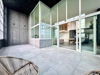Volledig nieuw afgewerkte loft in een unieke residentie, bestaande uit een ruime inkomhal met vestiaire en afzonderlijk toilet, lichtrijke...