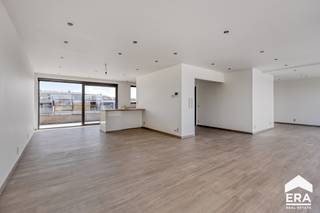 penthouse (150m²) met 3 terrassen gelegen in hartje Lommel. * Lichtrijke leefruimten met zicht op marktplein * Vloerverwarming * Ingerichte keuken...