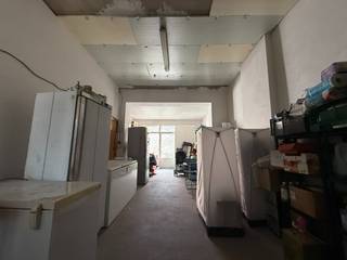 In het hart van Diepenbeek-centrum bevindt zich dit handelspand met volledig gerenoveerde woongelegenheid, een perfecte combinatie van werken en wonen op één locatie.<br /><br />Het gelijkvloers omvat een handelsruimte van ca. 55 m², ideaal voor een winkel, kantoor of vrij beroep. Dankzij de centrale ligging aan de levendige Dorpsstraat geniet u van uitstekende zichtbaarheid en passage.<br /><br />De bovenliggende woongelegenheid (ca. 127 m²) werd recent volledig vernieuwd met oog voor comfort en energiezuinigheid. Ze beschikt over een ruime leefruimte, ingerichte keuken, badkamer met douche, wastafel en toilet, en drie volwaardige slaapkamers. De hoge plafonds zorgen voor een lichte en open sfeer, terwijl het dakterras van ca. 12 m² extra buitenruimte biedt.<br /><br />Verder is de woning uitgerust met 10 zonnepanelen, rolluiken en een zolder voor bijkomende bergruimte.<br /><br />Troeven:<br />• Centrale ligging in het centrum van Diepenbeek<br />• Ca. 55 m² handelsruimte + 127 m² woonoppervlakte<br />• Volledig en recent gerenoveerd – instapklaar<br />• 3 slaapkamers, ruime leefruimte, keuken en badkamer<br />• Dakterras van ca. 12 m²<br />• Zonnepanelen (10x), driedubbele beglazing en rolluiken<br />• Hoge plafonds en zolderruimte <br />• Er bestaat de mogelijkheid om het aanpalende handelspand met dubbele straatligging (Dorpsstraat 1) mee aan te kopen. Zo creëert u extra ruimte en meerdere ontwikkelingsmogelijkheden<br /><br />Dit pand biedt een unieke kans voor wie werken en wonen wil combineren op een zichtbare, bereikbare en centrale locatie.<br /><br />Ligging:<br /><br />Dit pand bevindt zich pal in het centrum aan de Dorpsstraat 3 in Diepenbeek, op wandelafstand van winkels, horeca, scholen en openbaar vervoer. Dankzij de centrale ligging nabij de E313 is er bovendien een vlotte verbinding met omliggende gemeenten zoals Genk, Hasselt, Diepenbeek en Bilzen. Hierdoor combineert deze locatie lokale zichtbaarheid met regionale bereikbaarheid – een echte troef voor elke ondernemer.<br /><br />Algemene gegevens:<br />• Bouwjaar 1972<br />• 3 slaapkamers<br />• Perceeloppervlakte: 106 m²<br />• Bruikbare vloeroppervlakte: 234 m² (bron EPC-verslag).<br />• Verwarming: gas (radiatoren)<br />• EPC 202 kWh/m²jaar / Label C (UC 20251002-0003699708-RES-1) - geen renovatieplicht van toepassing<br />• Keuring elektrische installatie: conform<br />• Vergunning uitgereikt, Woongebied, Geen rechterlijke herstelmaatregel of bestuurlijke maatregel opgelegd, Geen voorkooprecht ruimtelijke ordening aanwezig, Geen verkavelingsvergunning<br />• Watertoets: P-score: A ; G-score: A<br />• Niet gelegen in watergevoelig openruimtegebied<br />• Maatregelenregister : Er zijn geen maatregelen op dit perceel