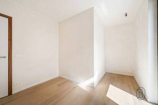 <p>À vendre : Résidence Vignoble - Appartements durables + local commercial dans un emplacement de choix à Waregem<br /><br />À l'angle de la Holstraat et de la Guido Gezellestraat à Waregem se trouve la Résidence Vignoble, un projet de construction neuve à petite échelle et de grande qualité comprenant 5 appartements et 1 local commercial.<br /><br />Qu'est-ce qui rend ce projet unique ?<br />Les appartements ont été conçus par le cabinet d'architectes Embo dans un souci de durabilité et de confort de vie. Chaque appartement est équipé de pompes à chaleur et d'un chauffage au sol, de grandes baies vitrées et de parquet. <br /><br />Un atout supplémentaire : la possibilité d'acheter avec une TVA à 6 %.<br /><br />En vente chez Immo Beguin, votre expert immobilier depuis 2009, avec des agences à Renaix, Waregem, Courtrai, Deinze, Tournai et Lessines.<br />Plus d'informations ou prise de rendez-vous sur emiel@immobeguin.be</p>