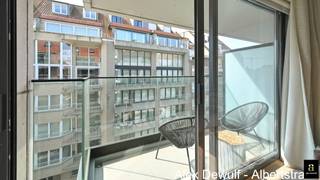 Instapklaar 1-slaapkamerappartement op een topligging te Knokke gelegen op enkele passen aan het Rubensplein. <br />Kleinschalige goed onderhouden residentie: volledig nieuwe voorgevel en terrassen ook de inkomhal werd vernieuwd. <br />Samenstelling: Inkomhal, apart toilet, open keuken met berging (voor wasmachine en droogkast) woonkamer met schuifraam dat uitgeeft op het brede zuidgerichte terras aan de straatzijde. Badkamer en ruime slaapkamer met terras. Parketvloer. <br />Grote kelder inbegrepen. <br />[EPC: 312 kWh/m² UC: 2206857)