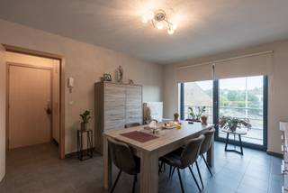 <p>Dit appartement gelegen op de 2de verdieping (bouwjaar 2004) is de ideale woonst voor starters of investeerders. Dankzij het punctueel onderhoud is het appartement instapklaar of kan onmiddellijk verhuurd worden.</p>
<p><strong>Indeling:</strong><br />- Open leefruimte met aansluitend de keuken en eetplaats<br />- Praktische berging met technieken en extra opbergruimte<br />- 2 slaapkamers<br />- Badkamer met bad-douche combinatie en wastafel<br />- Apart toilet<br />- Privatieve autostaanplaats</p>
<p>Kortom: een instap klaar en energiezuinig appartement met alle comfort, ideaal voor wie op zoek is naar een nieuwe thuis of een langetermijninvestering.</p>
<p>Heeft u interesse in dit appartement? Wacht niet te lang en contacteer ons op<span> </span>013 66 62 08<span> </span>voor meer informatie.</p>