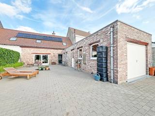 Deze uiterst gezellige, instapklare woning werd in de afgelopen jaren helemaal vernieuwd en bevindt zich langs de Borstekouterstraat te Roborst (Zwalm). De dorpskern van Roborst bevindt zich op enkele honderden meters, het centrum van Munkzwalm met o.a. het treinstation, winkels, horeca, sporthal, ... bevindt zich op slechts een tweetal kilometer afstand. Ook voor wie houdt van natuur en wandelen is de ligging uitstekend, om de hoek bevinden zich fiets- en wandelpaden.<br />Indeling: gelijkvloers: inkomhal met toilet, zeer grote open leefruimte/eetplaats met doorkijkgashaard, kwalitatieve, ingerichte keuken met toestellen (eveneens met diezelfde doorkijkgashaard), aansluitende wasplaats/berging, badkamer met (douche)bad en dubbel lavabomeubel, master bedroom (momenteel in gebruik als bureau) en aansluitende dressing. <br />Eerste verdieping: zeer ruime nachthal met tal van kastruimte, 3 slaapkamers. <br />Buiten is er het gezellige terras, een verzorgde tuin en een ruime garage, men heeft toegang tot de tuin en de garage via een erfdienstbare strook in het voordeel van deze eigendom (zie gemarkeerde zone op luchtfoto). <br />IDEALE STARTERS- OF GEZINSWONING MET EEN JUISTE PRIJS-KWALITEITVERHOUDING!!<br />Gevel vernieuwd met spuitkurk, CV aardgas, 8 zonnepanelen, houten ramen met dubbele beglazing, EPC: 215 kWh/(m² jaar), label C, geen renovatieverplichting. Bewoonbare oppervlakte volgens EPC: 206 m² (zolder en garage niet meegerekend), elektrische installatie conform, KI: €509. <br />Woongebieden met landelijk karakter, vergunning uitgereikt, geen rechterlijke of bestuurlijke maatregel opgelegd, geen voorkooprecht, geen verkavelingsvergunning uitgereikt. P-score: D, G-score: D. Geen risicozone voor overstromingen. <br />U kan de beschikbare attesten bij verkoop downloaden via de website janssens-leroy.be.