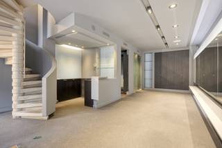 In het hart van Hasselt, op de Fruitmarkt 30, staat dit recent gerenoveerde handelspand te koop. Het pand biedt een unieke kans voor ondernemers...