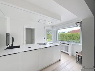 <p><span>Deze gerenoveerde woning is op zoek naar zorgzame bewoners die er een warme thuis van willen maken. Dankzij de aangename indeling, de ruime buitenruimte en de praktische voorzieningen biedt deze woning alle comfort voor comfortabel woonplezier. De woning beschikt over een zonnige, ruime tuin waar u in alle rust kunt genieten van het buitenleven. Op de oprit is plaats voor twee wagens. Extra pluspunt: de tuin is afgesloten met een elektrische poort.</span></p><p><span><br /></span><span>Gelijkvloers</span></p><ul><li><span>Gezellige leefruimte met veel lichtinval </span></li><li><span>Volledig ingerichte keuken voorzien van alle nodige comfort </span></li><li><span>Badkamer met ligbad</span></li><li><span>Bergruimte met aansluiting voor wasmachine</span></li><li><span>Toilet</span></li><li><span>Toegang tot de kelder, ideaal als extra bergruimte </span></li></ul><p><span>Eerste verdieping</span></p><ul><li><span>2 ruime slaapkamers </span></li><li><span>Toegang tot bergzolder</span></li></ul><p><span>Praktische informatie</span></p><ul><li><span>Beschikbaar vanaf 1 juli 2026 </span></li><li><span>Huurwaarborg: 3 maanden huur (via Korfine) </span></li><li><span>Kosten plaatsbeschrijving: 50/50 verdeeld tussen huurder en verhuurder </span></li><li><span>Mogelijkheid tot overname van aanwezige meubels </span></li></ul><p><span> </span></p><p><span> Interesse of vragen? Neem gerust contact op voor meer informatie of een bezoek.</span></p>