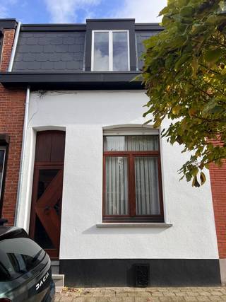 Deze comfortabele woning met energiescore B wordt snel een knusse thuis voor wie centraal doch rustig wil wonen in Brasschaat. Op wandelafstand van winkels, diensten, scholen, ... maar ook van het prachtige gemeentelijke park met sportfaciliteiten en het groene Peerdsbos met tal van ontspanningsmogelijkheden. Gelijkvloers vinden we naast de inkomhal, een woonkamer met open trap, keuken en badkamer. Vanuit de keuken toegang naar groot terras en mooie tuin met tuinberging. Op de eerste verdieping vinden we 2 ruime slaapkamers en hogerop een zeer ruime zolderberging met veluxraam, bereikbaar via uitschuiftrap. De woning is deels onderkelderd. Centrale verwarming d.m.v. cvketel op gas (hoogrendementsketel) en radiatoren, dubbele beglazing (achteraan boven rolluiken), recente muurisolatie achteraan en vernieuwde dakbekleding. De woning is asbestveilig. Voor verdere informatie of plaatsbezoek info@batimmo-vastgoed.be of 0473/45.77.37.