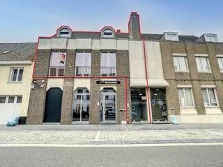 Three-bedroom duplex apartment with spacious terrace + garden and double garage for rent in the center of Lo. LAYOUT:> Ground floor: -...