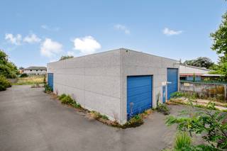 Op zoek naar een ruime eigendom met tal van mogelijkheden in Kuurne? Dit geheel van ca. 3.817 m² beschikt over een loods (bj 1999) en twee toegangen. Dankzij deze dubbele ontsluiting (via Kortrijksestraat én Koolakker) kunnen wonen en werken op een praktische manier van elkaar worden gescheiden. De bestaande loods van 250 m² biedt mogelijkheden voor opslag, carwash of andere professionele activiteiten. Aan de andere zijde van het perceel bevindt zich een perceel grond van ca. 1.492 m². De combinatie van de ruime oppervlakte, de twee toegangen en de verschillende gebruiksmogelijkheden maakt dit een interessante eigendom voor wie wonen en werken wil combineren zonder beide functies volledig met elkaar te verweven. Een veelzijdige eigendom met ruimte, privacy en potentieel, geschikt voor zowel particulier als professioneel gebruik. Contacteer Vastgoed Lietaer via 055/500 007 of mail naar info@vastgoedlietaer.be voor meer informatie of stedenbouwkundige inlichtingen (BPA,..). De prijs omvat een minimumprijs. Enkel een schriftelijk bod dat door de verkopers wordt aanvaard, leidt tot een verbintenis of verkoop. Stedenbouwkundige info in aanvraag.
