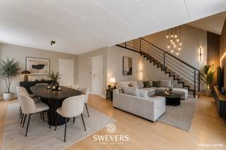 Voor meer info en foto’s, surf naar www.swevers.be – Op een centrale locatie in Maasmechelen vindt u deze instapklare duplex met een royale bewoonbare oppervlakte van 169 m². Het appartement werd gebouwd in 1997, verkeert in verzorgde staat en biedt een praktische indeling over twee verdiepingen.<br />Op de eerste verdieping ligt de lichtrijke leefruimte van circa 35 m², waar zit- en eetruimte mooi in elkaar overlopen. Aansluitend bevindt zich de keuken van ongeveer 16 m², met daarnaast een handige bijkeuken voor extra bergruimte en technische voorzieningen. Via deze zijde bereikt u het ruime dakterras van circa 45 m², ideaal voor een gezellige loungehoek, buitentafel of ontspannen zomeravonden.<br />De tweede verdieping is ingericht als slaapniveau en omvat drie volwaardige slaapkamers van ongeveer 24 m², 16 m² en 16 m². Deze kamers bieden tal van mogelijkheden als slaapkamer, bureau, dressing of hobbyruimte. De badkamer is voorzien van een toilet, lavabo, douche en ligbad. <br />Een bijkomende troef is de carport, waardoor u beschikt over een overdekte parkeerplaats vlak bij het appartement. Ook de ligging is uitstekend: winkels, scholen, openbaar vervoer en horeca bevinden zich op wandelafstand. De autosnelweg bereikt u op slechts 1 kilometer. Deze duplex combineert ruimte, licht, comfort en bereikbaarheid op een sterke locatie in Maasmechelen. Voor meer informatie, bel 011 255 155. Bron bewoonbare oppervlakte: EPC – verslag.