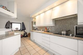 <p>Dit ruime en lichtrijke appartement bevindt zich op de <strong>eerste verdieping</strong> van een <strong>kleinschalig gebouw</strong>, ideaal voor wie houdt van rustig en comfortabel wonen in het hart van Boechout.</p><p><br /></p><p>De praktische indeling zorgt voor een aangename woonflow, met voldoende opbergruimte en goed doordachte ruimtes die het dagelijks comfort verhogen. Dankzij de grote raampartijen geniet je overal van een mooie lichtinval.</p><p>De ligging is een absolute troef: <strong>winkels, scholen en openbaar vervoer</strong> bevinden zich allemaal op wandelafstand.</p><p><br /></p><p>Bezoek mogelijk na aanmaken huurdersprofiel via https://mijnhuurprofiel.be/property/f06bf864-9751-4e86-8de3-0914a42c6b4a</p>