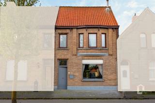<p><span>Degelijke rijwoning met veel potentieel</span></p><p><span> </span></p><p><span>In het rustige Huise, deelgemeente van Kruisem vindt u deze rijwoning waar u volledig uw eigen ding mee kan doen. De woning is gelegen vlakbij het centrum en op enkele minuten van het centrum van Asper (Gavere). In de directe omgeving vindt u scholen, kinderopvang, bakkers, slagers, winkels, restaurants, jeugdactiviteiten, hondenweides en zo veel meer. Vlakbij bevinden zich eveneens prachtige wandelroutes, onder meer langs de Schelde.</span></p><p><span>Kruisem heeft een ideale ligging voor een vlotte verbinding met Gent, Deinze, Oudenaarde, en heeft verschillende grote invalswegen op enkele minuten rijden.</span></p><p><span> </span></p><p><span>Deze woning biedt een stevige basis voor te renoveren. Zo zijn er authentieke, vaste trappen tot aan de zolder.</span></p><p><span>De woning heeft een aparte inkomhal met de trap naar de eerste verdieping, de trap naar de kelder, en toegang tot de leefruimte en keuken. De leefruimte heeft nog een unieke, authentieke vloer, welke nog in goede staat is. De keuken is bruikbaar, maar aan vernieuwing toe. Via de keuken heeft u toegang tot de badkamer enerzijds en een veranda/tussenruimte. Op de eerste verdieping zijn er 3 slaapkamers. De zolderruimte kan nog afgewerkt worden tot een bijkomende slaapkamer.</span></p><p><span>De zuid-gerichte tuin is een grote troef van deze woning. De tuin is deels aangelegd met een terras, een vijver en beplanting. Verder is er gras en een pad naar de garage vanachter. De garage heeft een uitweg achteraan.</span></p><p><span> </span></p><p><span>Het dak bevat geen asbest en is in goede staat. Het kan onmiddellijk geïsoleerd worden langs binnenuit.</span></p><p><span>Verschillende ramen zijn al vervangen naar dubbel glas. Er is ook nog enkel glas.</span></p><p><span> </span></p><p><span>EPC: 568 kWh/m²jaar - F-label</span></p><p><span>Renovatieverplichting: Ja, termijn start bij akte</span></p><p><span>Elektriciteit: Niet-conform</span></p><p><span>Asbest: Niet-asbestveilig (4 asbestmaterialen te verwijderen 2034 & 2040; 1 asbestmateriaal zorgvuldig beheren tot 2040)</span></p><p><span>Bouwjaar: 1936 (vergund geachte woning)</span></p><p><span> </span></p><p><span>Pluspunten:</span></p><p><span>+ Ideale verbinding naar Gent, Deinze & Oudenaarde</span></p><p><span>+ Karaktervolle woonst</span></p><p><span>+ Droge kelder</span></p><p><span>+ Vaste trappen tot zolder</span></p><p><span>+ Zuid-gerichte tuin</span></p><p><span>+ Uitweg garage achteraan terrein</span></p>