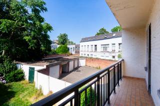Bent u op zoek naar een appartement dat u volledig naar eigen smaak kunt renoveren, zowel voor eigen bewoning als een interessante investering? Dan is dit appartement op de eerste verdieping van een kleinschalige residentie aan het Monseigneur Van Goethemplein in Borgerhout zeker een bezoek waard. Dankzij de gunstige ligging, vlakbij winkels, scholen, openbaar vervoer en belangrijke invalswegen, geniet u hier van een uitstekende bereikbaarheid.<br /><br />Bij het betreden van het appartement komt u in de inkomhal, waar voldoende ruimte is voorzien voor een vestiaire en extra bergruimte. Van hieruit bereikt u de lichtrijke leefruimte, die dankzij de grote raampartijen geniet van een aangename natuurlijke lichtinval. Aansluitend bevindt zich de keuken, die u volledig naar eigen smaak kunt vernieuwen en inrichten.<br /><br />Aan de achterzijde van het appartement bevinden zich twee volwaardige slaapkamers, die u flexibel kunt gebruiken als slaap-, kinder- of bureauruimte. Vanuit één van de slaapkamers heeft u rechtstreeks toegang tot het aangename terras, waar u in alle rust kunt genieten van de buitenlucht. Verder beschikt het appartement over een badkamer en een private kelderberging, ideaal als extra opslagruimte.<br /><br />Dankzij de praktische indeling, de gunstige ligging en de talrijke renovatiemogelijkheden vormt dit appartement een uitstekende opportuniteit voor wie op zoek is naar een woning of interessante investering.<br /><br />Interesse?<br />Contacteer LISTED voor een bezoek: +32 3 283 51 51.<br />