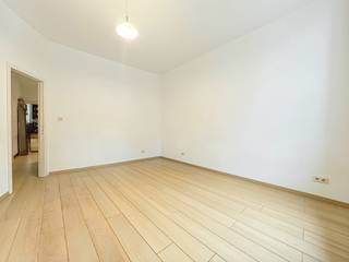 Lichtrijk appartement met 2 slaapkamers en grote tuin – Europese Wijk, Elsene<br /><br />📍 Troonstraat 175 – 1050 Elsene<br /><br />Gelegen in de Troonstraat, op slechts 5 minuten wandelen van de Europese Wijk, bevindt dit lichtrijke appartement van ±80 m² zich op de 1e verdieping van een goed onderhouden gebouw, in een levendige en aangename straat, vlak bij winkels, openbaar vervoer, scholen en supermarkten.<br /><br />Het appartement bestaat uit een inkomhal, een lichtrijke leefruimte van ongeveer 20 m², ideaal voor dagelijks comfort.<br />De ingerichte keuken geeft rechtstreekse toegang tot een uitzonderlijke privatieve tuin van ±100 m², een zeldzaamheid voor een appartement op de eerste verdieping.<br /><br />De nachthal leidt naar twee ruime slaapkamers (±16 m² en ±12 m²) en een badkamer met ligbad, lavabo en toilet.<br /><br />🔹 Troeven<br /><br />Topligging – Europese Wijk<br /><br />Zeer grote privatieve tuin (±100 m²)<br /><br />Veel natuurlijk licht<br /><br />Praktische indeling<br /><br />Goed onderhouden gebouw<br /><br />Ideaal als eigen woning of investering<br /><br />📌 EPC : E<br />🔥 Gasverwarming<br /><br />💰 Prijs : 350.000 €<br /><br />📞 Inlichtingen en bezoeken op afspraak<br />+32 472 34 44 08<br />bruxelles.europe@weinvest.be<br /><br />🌐 Bekijk al onze beschikbare panden op www.weinvest.be