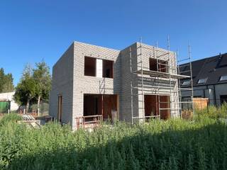 Op zoek naar een moderne, comfortabele woning voorzien van alle nieuwe technieken? Dan is dit uw kans!<br />De verkaveling bestaat uit 8 ruime en energiezuinige woningen waar er op vandaag nog 3 open bebouwingen beschikbaar zijn. Er is gekozen voor een moderne en hedendaagse bouwstijl. <br />De woningen zijn op maat getekend met een optimaal gebruik van de bewoonbare oppervlakte. <br /><br />De indeling: een open leefruimte, ruime berging/wasplaats, 3 slaapkamers en een badkamer met bad en douche. <br /><br />Binnenin kunt u nog naar eigen smaak de interieurafwerking bepalen. Aan de hand van toonzaalbezoeken kan u de woning 100% personaliseren zoals u zelf wenst. <br />Doet u de afwerking liever op eigen initiatief? De mogelijkheid om water- en winddicht aan te kopen is er ook.<br /><br />Aangezien er gewerkt wordt met alle nieuwe technieken zoals zonnepanelen, ventilatiesysteem D, een doorgedreven isolatie en dergelijke komen we op een E-peil lager dan 30. Wat mee zorgt voor een lage energiefactuur. <br />De buitenaanleg zal eveneens rust uitstralen, doordat er geen doorgaand verkeer zal zijn op de site van de verkaveling is het voor jong en oud genieten in alle rust en veiligheid. Bovendien heeft u alles in de nabije omgeving die u nodig hebt zoals winkels, scholen, openbaar vervoer, … Verder geniet u van een vlotte verbinding richting Aalter waardoor u makkelijk richting kust of binnenland kunt trekken. <br /><br />Klaar om deze eigentijdse, alleenstaande nieuwbouwwoningen naar eigen smaak af te werken? Contacteer ons snel voor een bezoek<br /><br />Contacteer Bonne Vastgoed 7 op 7 via 0468/10.40.40 of info@bonnevastgoed.be