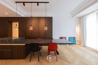 Doe een bod vanaf 749 000 euro.CAMBRE – Uitzonderlijk luxueus gelijkvloersappartement met tuin tegenover Ter Kamerenbos Uniek en prestigieus gelijkvloersappartement van 187 m² bruto met privatieve tuin van 60 m², ideaal zuidoost georiënteerd, gelegen tegenover het prachtige Ter Kamerenbos. Deze volledig gerenoveerde residentie werd afgewerkt met uitzonderlijke kwaliteitsmaterialen en biedt een perfecte combinatie van elegantie, comfort en veiligheid. De lichtrijke leefruimtes en kamers zijn voorzien van een prachtige eiken parket in eerste kwaliteit bâton rompu en talrijke ingemaakte kasten. Het appartement beschikt over 3 slaapkamers en 3 en-suite badkamers, een volledig uitgeruste SieMatic-keuken met Siemens apparaten, buanderie en twee afzonderlijke toegangen (hoofdingang en service-ingang). De beveiliging wordt verzekerd door beveiligde deuren, bewegingsdetectoren en camerabewaking. Een unieke afwerking met bijzondere, niet-standaard materialen dIe deze eigendom een exclusieve en tijdloze uitstraling geven. Een zeldzame eigendom op een absolute toplocatie, met mogelijkheid tot aankoop van een garagebox (€ 50.000).
