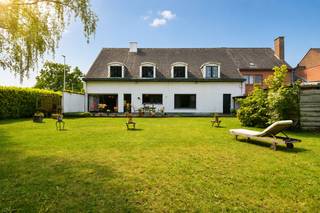 Deze statige burgerwoning combineert karakter, ruimte en functionaliteit op een uitzonderlijke manier. Dankzij de aparte toegang leent het pand zich bovendien perfect voor een vrij beroep of praktijk aan huis.<br />Surplus top gelegen in een gegeerde woonwijk geniet deze eigendom van een uitstekende bereikbaarheid.<br /><br />De polyvalante ruimte (linkse gedeelte) beschikt over een eigen inkom, wachtzaal/bureau, praktijk met archiefgedeelte en een apart sanitair. Daardoor is er comfort voor zowel bewoners als cliënten gegarandeerd.<br /><br />Indeling woning:<br />Het woongedeelte verwelkomt u via een ruime inkomhal en straalt charme uit dankzij de hoge plafonds en authentieke elementen die doorheen de woning behouden bleven. De leefruimte biedt tal van indelingsmogelijkheden en geniet van veel natuurlijke lichtinval.<br />Verder beschikt de woning over een ruime keuken met gezellige ontbijthoek, aansluitend een berging en apart gastentoilet.<br /><br />Op de verdieping zorgt de royale overloop voor een aangenaam gevoel van ruimte. Hier bevinden zich maar liefst 6 volwaardige slaapkamers.<br />De badkamer is uitgerust met een ligbad en dubbel lavabomeubel. Daarnaast is er nog een aparte douchekamer en een afzonderlijk toilet aanwezig.<br /><br />De zolderverdieping biedt bijkomende stapel- en opbergmogelijkheden.<br /><br />Ook buiten heeft deze eigendom heel wat troeven te bieden.<br />De tuin met volwassen bomen vormt een groene oase van privacy. Het aangelegde terras nodigt uit om volop van het buitenleven te genieten.<br /><br />Vooraan beschikt de woning over een ruime oprit met plaats voor een 6-tal wagens en een inpandige garage met rechtstreekse doorgang naar de woning en tuin.<br />Rechts bevindt zich bovendien nog een extra oprit en praktische tuinberging of bijkomende garage.<br /><br />Kortom, een unieke eigendom boordevol mogelijkheden!<br /><br />Onze ref. DEV5054<br />Stedenbouwkundige info in aanvraag