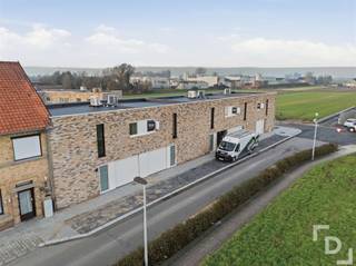 In de groene omgeving van Proven vinden wij dit nieuwbouwproject op de kruising tussen de Baron Mazemanlaan en de Terenburgseweg.Dit project bestaat uit verschillende nieuwbouwwoningen bestaande uit zowel gesloten- als halfopen bebouwingen.De woningen zullen volledig afgewerkt en instapklaar verkocht (professioneel geschilderd, tuinomheining, terras en grasmatten aanwezig,...). Hierdoor bent u gespaard van alle mogelijke afwerkingen na de aankoop.Dankzij de sloop- en heropbouw van dit project heeft u de kans om deze woningen aan te kopen aan 6% BTW, mits voorwaarden voor eigen gebruik of verhuring.Dit project bestaat uit.Woning 1 - Gesloten woning: (Modelwoning en hoogwaardig afgewerkt met maatwerk en ingebouwde kasten): oppervlakte terrein: 187m², bebouwde oppervlakte: 135,55m² - Prijs: €360.328Woning 2 - Gesloten bebouwing: oppervlakte terrein: 181m², bebouwde oppervlakte: 135,55m² - Prijs: €316.600,75Woning 3 - Gesloten bebouwing: oppervlakte terrein: 181m², bebouwde oppervlakte: 135,55m² - Prijs: €316.600,75Woning 4 - Gesloten bebouwing: oppervlakte terrein: 181m², bebouwde oppervlakte: 135,55m² - Prijs: €316.600,75Woning 5 - Halfopen bebouwing: oppervlakte terrein: 240m², bebouwde oppervlakte: 135,55m² - Prijs: €335.650,75Woning 6 - Halfopen bebouwing: oppervlakte terrein: 295m², bebouwde oppervlakte: 134,53m² - Prijs: €350.248,45Woning 7 - Gesloten bebouwing: oppervlakte terrein: 197m², bebouwde oppervlakte: 134,13m² - Prijs: €318.752,45Woning 8 - Halfopen bebouwing: oppervlakte terrein: 266m², bebouwde oppervlakte: 134,53m² - Prijs: €341.548,48Iedere halfopen woning heeft ook nog de optie tot een carport voor €10.800.Extra's:* Volledig afgewerkte woningen* E-peil: 30* Volledig professioneel geschilderd* 12 zonnepanelen van 5400WP + hybride omvormer om gemakkelijk een thuisbatterij op aan te sluiten* Regenput aanwezig