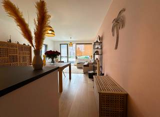 Gloednieuw, gelijkvloers appartement met 2 slaapkamers & autostaanplaats!Het appartement situeert zich op een centrale & rustige locatie te Wommelgem...