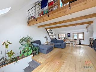 <p><b>ELSENE</b>, wijk Troon / Naamsepoort, vlak bij winkels en openbaar vervoer, charmante duplex van ±70 m² op de 3e en bovenste verdieping zonder lift.<br /><br /><u><strong>Op de 3e en bovenste verdieping</strong></u></p>
<ul>
<li>Ruime woonkamer van ±40 m² (7,3 x 5,5 m) met een functionele open haard en een terras van ±10 m² (2,3 x 4,4 m)</li>
<li>Volledig uitgeruste keuken (oven, keramische kookplaten, afzuigkap, koelkast/vriezer, vaatwasser)</li>
<li>Doucheruimte (inloopdouche – wastafel – toilet – aansluitingen voor wasmachines)</li>
</ul>
<p><b><u>Op de mezzanine</u></b></p>
<ul>
<li>1 open slaapkamer van ±15 m² (2,2 x 6,6 m – vloerbedekking)</li>
<li>Kledingkamer van ±7 m²</li>
</ul>
<p>Geen kelder<br /><br /><span>Voorziening voor kosten</span>: 25 €/maand (koud water).<br /><br />Beschikbaar vanaf 1 augustus 2026</p>