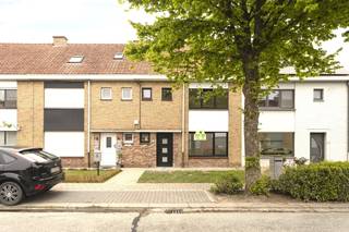 Deze prachtig gerenoveerde woning bevindt zich in een rustige woonwijk, op slechts enkele minuten van het centrum van Roeselare. Dankzij de doordachte indeling, kwaliteitsvolle afwerking en energiezuinige voorzieningen is deze woning volledig instapklaar.<br /><br /><strong>Indeling</strong><br />Op het gelijkvloers vinden we een inkomhal met gastentoilet en praktische berging. De leefruimte is lichtrijk en ruim, met een open indeling naar de moderne keuken.<br />De keuken van het merk DOVY is volledig uitgerust met hoogwaardige toestellen zoals een koelkast, oven, vaatwasser, dubbele spoelbak en dampkap. Het stenen werkblad, het keukeneiland en de talrijke opbergkasten maken van deze keuken een echte eyecatcher.<br /><br />Op de eerste verdieping bevinden zich twee ruime slaapkamers en een luxueus afgewerkte badkamer in marmerlook, voorzien van een inloopdouche, toilet en lavabomeubel.<br />Via een vaste trap bereik je de zolderverdieping, waar een derde ruime slaapkamer is ingericht.<br /><br /><strong>Energie &amp; Comfort</strong><br />Deze woning beschikt over een gunstig EPC-label B dankzij de aanwezigheid van dak-, muur- en vloerisolatie.<br />De combinatie van vloerverwarming en radiatoren, in combinatie met een hoogrendementsketel, zorgt voor een aangenaam binnenklimaat het hele jaar door.<br />Alle ramen zijn vernieuwd en voorzien van hoogrendementsglas. De elektriciteit is volledig conform.<br /><br /><strong>Buitenruimte</strong><br />De woning beschikt over een zonnige tuin met terras en een praktische buitenberging. Het perceel heeft een oppervlakte van 207 m².<br />De woning werd volledig geschilderd en voorzien van stijlvolle verlichting, wat bijdraagt aan het instapklare karakter.<br /><br /><strong>Ligging</strong><br />Gelegen in een rustige straat, doch vlakbij alle voorzieningen zoals bakkers, slagers, supermarkten en scholen. Ideaal voor wie rustig wil wonen met alle comfort binnen handbereik.<br /><br /><strong>Interesse?</strong><br />Contacteer ons vrijblijvend op het nummer 051 201 400 voor meer informatie of een bezoek ter plaatse.