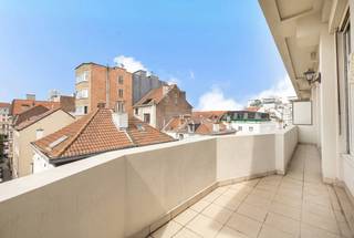 <p>In hartje Brussel, in een rustige straat op slechts 500 meter van de Grote Markt, ontdekt u dit prachtige appartement met 1 slaapkamer van ±95 m² gelegen op de 4de en bovenste verdieping van een karaktervol gebouw uit 1927.</p>
<p>De echte troef van dit appartement bevindt zich buiten: een aangenaam zuidwestgericht terras van ±10 m², ideaal om te genieten van zonnige dagen en rustige avonden midden in het stadscentrum.</p>
<p>Verder beschikt het appartement over tal van extra voordelen: dubbele beglazing in het volledige appartement, een recente individuele verwarmingsketel geplaatst in 2022 en een ruime privatieve kelder van ±15 m². Gemeenschappelijke lasten: ±130 €/maand. EPC: G.</p>
<p>Een zeldzame opportuniteit die een topligging, veel lichtinval en potentieel combineert, op wandelafstand van het historische centrum van Brussel.</p>
<p><span>4de verdieping</span>: App. D.4 (Quotiteiten 92/1.025)</p>
<ul>
<li>Hal</li>
<li>WC + wasruimte</li>
<li>Keuken van ±9 m² (individuele Viessmann-ketel)</li>
<li>Leefruimte van ±40 m² met mogelijkheid om een 2de slaapkamer te creëren (2 slaapkamers vermeld op de eigendomstitel!)</li>
<li>Terras van ±10 m²</li>
<li>Nachthal</li>
<li>Badkamer</li>
<li>Slaapkamer van ±13 m² met ingebouwde kasten</li>
</ul>
<p>Kelder nr. 2 van ±15 m²</p>