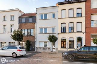 In de bruisende stationsbuurt van Mechelen bevindt zich dit instapklare appartement met 1 slaapkamer. U bevindt zich hier op een centrale locatie, doch op wandelafstand van winkels, scholen, eet-en drankgelegenheden en het openbaar vervoer.<br /><br />We betreden het appartement via de gemeenschappelijke inkomhal. De lichtrijke leefruimte kunt u inrichten met een gezellige zithoek en een aparte eetplaats. De open keuken is mooi geïntegreerd in het geheel en voorzien van de voornaamste toestellen. Achteraan bevindt zich de erg ruime slaapkamer met en-suite badkamer die uitgerust is met een lavabo, een toilet en een inloopdouche. Tot slot beschikt u nog over airco en een praktische kelderberging. De gemeenschappelijke kosten bedragen €20 per maand. <br /><br />Dit is een uitstekende opportuniteit als u op zoek bent naar een instapklaar appartement op een uitstekende locatie te Mechelen. Contacteer ons voor meer informatie op +32 479/47.09.61 of neem een kijkje op www.boonstravastgoed.be .<br /><br />Bijzonderheden:<br />- Instapklaar<br />- Gunstig EPC<br />- Uitstekende locatie